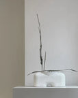 The 101Cph Cobra Fat Medio Bubble White 201011 vase, in the elegant white colour, sits gracefully on top of a white pedestal. This exquisite piece of craftsmanship pays homage to the Cobra Arts Movement.