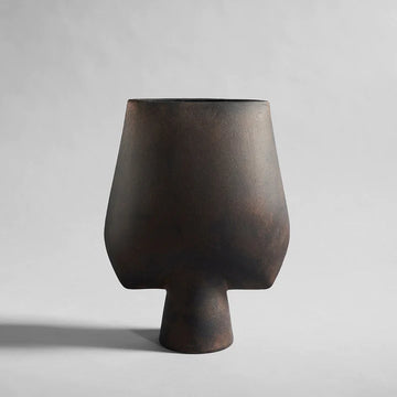The 101Cph Sphere Vase Square Big Coffee 111183, from the 101 Copenhagen brand's Sphere collection, is a stunning dark brown vase that stands out against a clean white background.