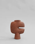 A 101Cph Tribal Vase Medio Terracotta 214004 from the 101 Copenhagen Tribal Collection on a grey background. Available at Spacio India