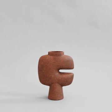 A 101Cph Tribal Vase Medio Terracotta 214004 from the 101 Copenhagen Tribal Collection on a grey background. Available at Spacio India
