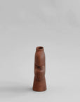A 101Cph Tribal Vase Medio Terracotta 214004, colored in terracotta, placed on a gray background. Available at Spacio India