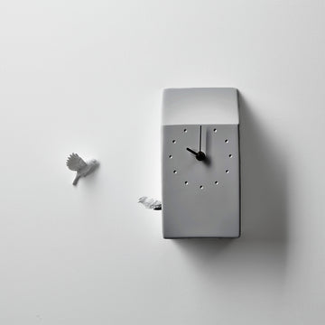 A Haoshi cuckoo clock with a bird on it.