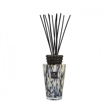 Baobab Black Pearls 250ml Diffuser Mini TOTEMXSPB in a blue and white vase scented with black pearls and ginger.