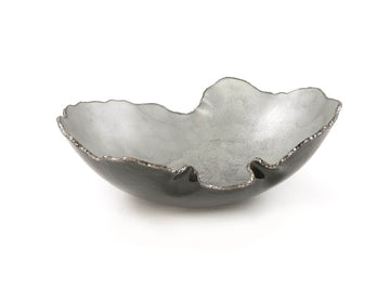 A Gardeco Glass Bowl Mapa 30 Prata Fosca Top Platina with a silver rim, exuding luxury.