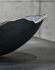 An opulent Gardeco Mapa 30 Prata Fosca Top Platina with a silver rim.