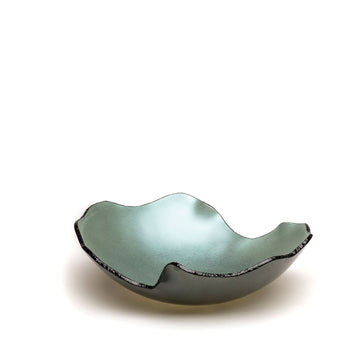 A Gardeco Glass Bowl Mapa 30 Verde with a black rim, created by a Brazilian artist.