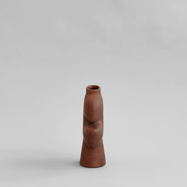 A 101Cph Tribal Vase Medio Terracotta 214004, colored in terracotta, placed on a gray background. Available at Spacio India
