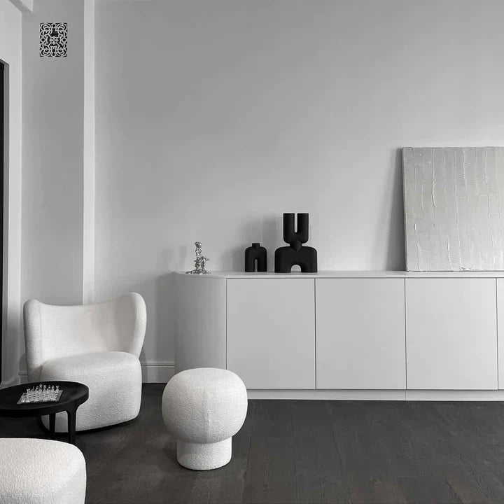 A black and white living room with a wooden floor featuring a 101Cph Cobra Double Medio Black 212006 vase by 101 Copenhagen.