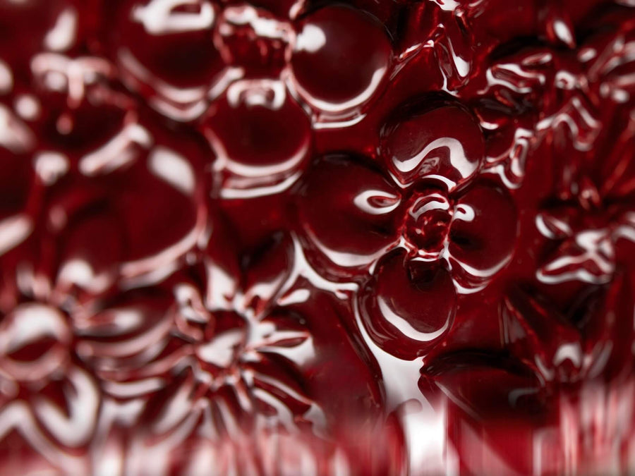 Close-up of red ceramic flowers of the Fregio lamp from Foscarini with a glossy finish 