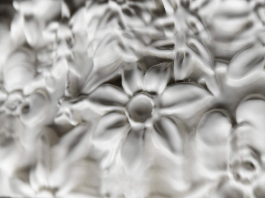 Close-up of white ceramic flowers of the Fregio lamp from Foscarini with a glossy finish 