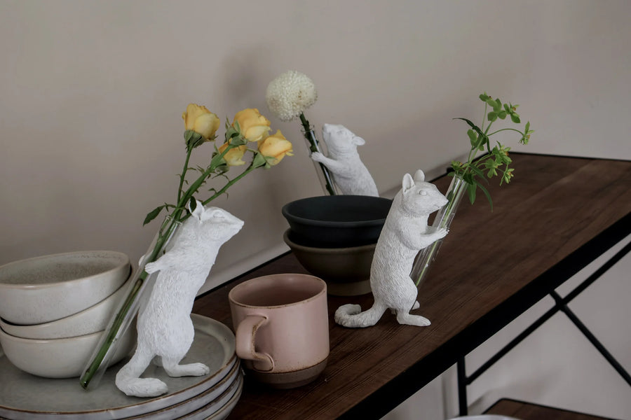 Haoshi Chipmunk Vase Hold 02 Spacio India