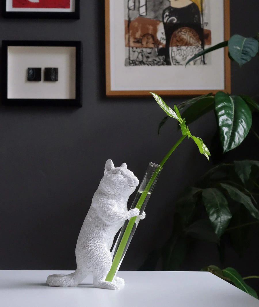 Haoshi Chipmunk Vase Hold 02 Spacio India