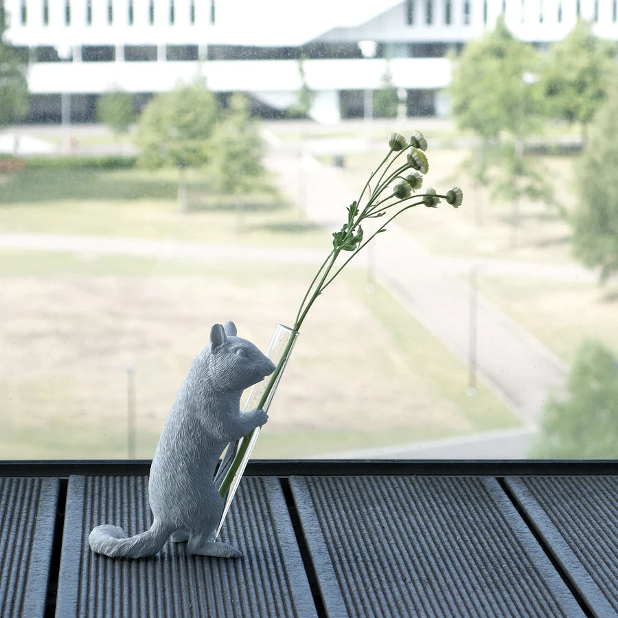 Haoshi Chipmunk Vase Hold 02 Spacio India