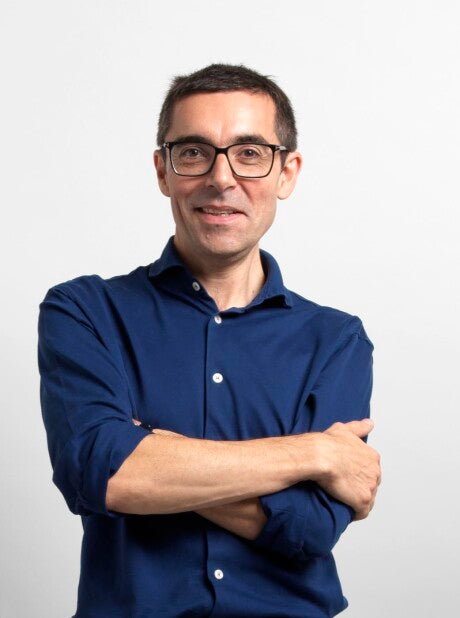 A man wearing Italamp Axi glasses and an Italamp contemporary blue shirt.