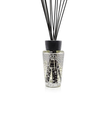 Enhance your space with the captivating fragrance of Baobab Black Pearls Diffuser DIF500PB by Baobab. This exquisite reed diffuser features elegant black and silver sticks, creating a stylish and luxurious ambiance. Experience.
