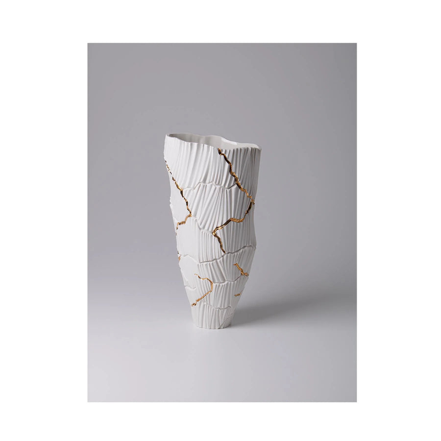 The Fos Ceramiche Meltemi Vase, from the brand Fos Ceramiche, showcases Italian craftsmanship, with its white ceramic design featuring gold trim. This luxurious and artistic vase stands out against an elegant gray background.