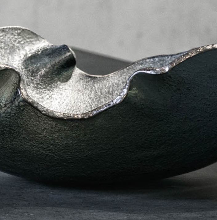 An opulent Gardeco Glass Bowl Mapa 30 Prata Fosca Top Platina sculpture featuring a sleek glass bowl.