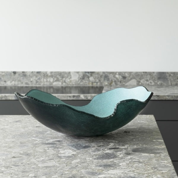 A Gardeco Glass Bowl Mapa 30 Verde on a counter.